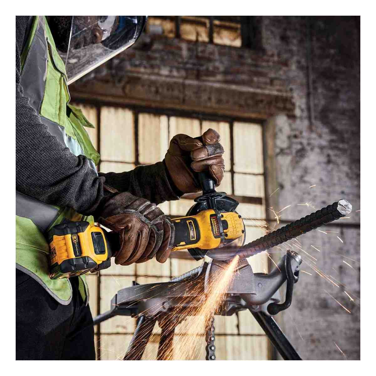 DEWALT Cordless 18V Brushless Flexvolt Advantage Angle Grinder | DCG409NT