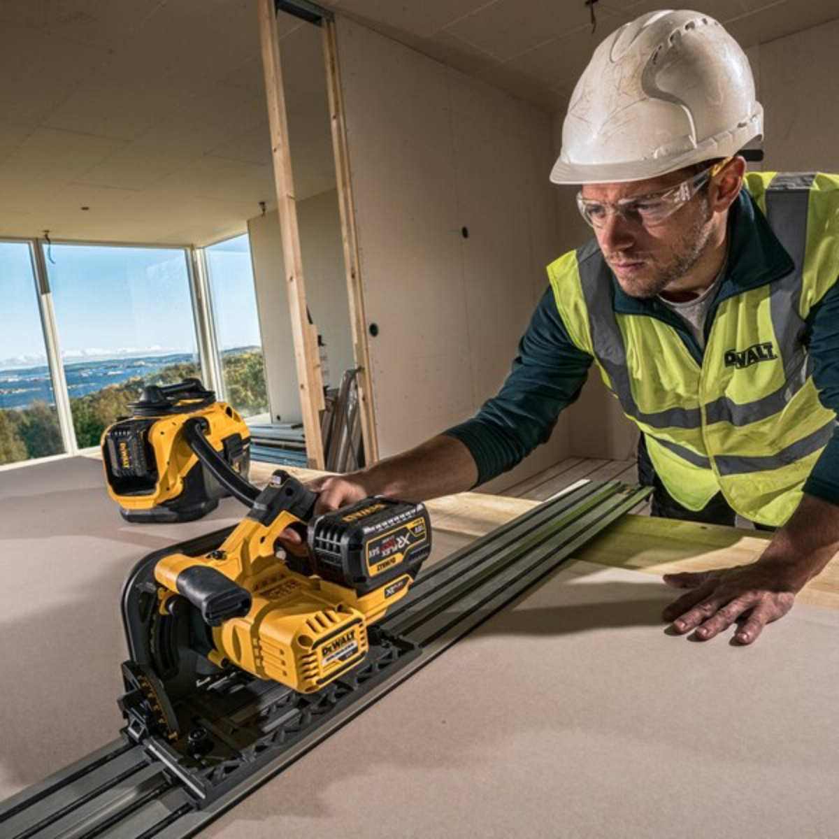 DEWALT 18V or 54V Flexvolt Wet and Dry Vacuum | DCV584L-QW